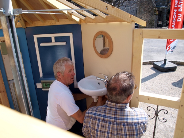 Les artisans messagers de la CAPEB Haute-Savoie installent leur maquette.